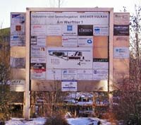 Gewerbetafel der Firmen auf dem Vulkangelände